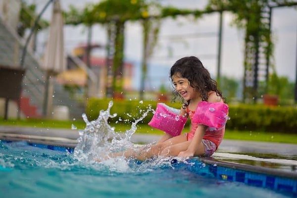 Quels équipements sont essentiels pour une piscine ?
