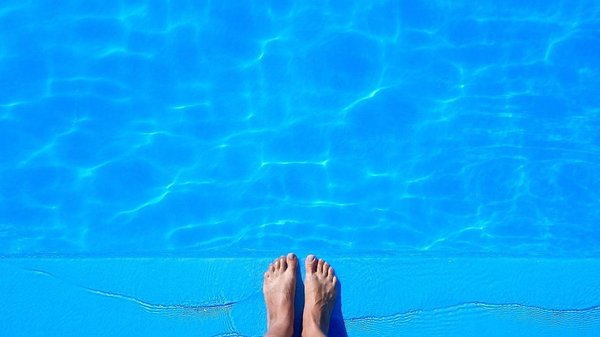 Quels outils utiliser pour nettoyer sa piscine efficacement ?